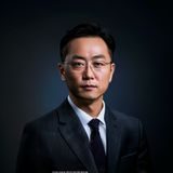 主编林泽宇的专业形象照，深色背景衬托专业气质，SM视频导航主编，从事内容导航领域6年